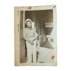 1943 Photo Young Boy Outside Ryans Liquors Big Island Hawaii 3.5x2.5 Inches B&W - Picture 1 of 3