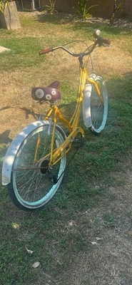 Bicicleta Cruiser amarilla con guardabarros Foto 1 de 2