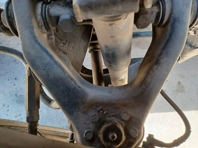 Brazo de control superior izquierdo conductor Nissan 86 delantero 720 se adapta a camioneta Nissan 86 4x4  Foto 1 de 4