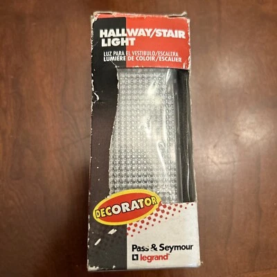 Luz de pasillo completa Legrand-Pass & Seymour TMHWLENSCC sin sensor de luz Foto 1 de 4