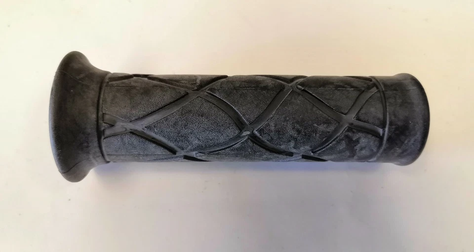 MANOPOLA SINISTRA ORIGINALE YAMAHA 5DSF62410000 - Immagine 1 di 1