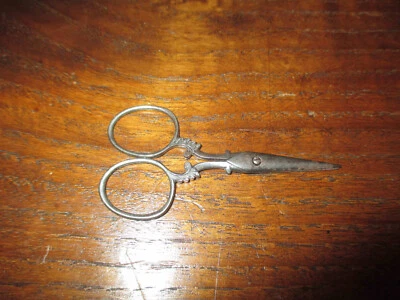 ancien ciseau de couture acier ciselé motif végétaux fin XIX ème - Photo 1/4