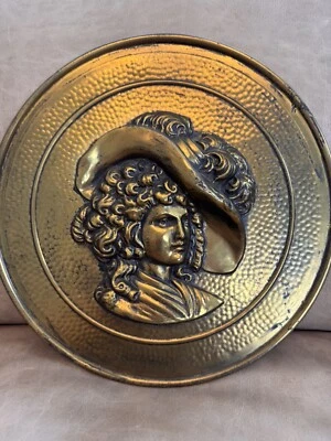 Plato colgante de pared vintage de latón redondo lombardo C & A dama victoriana en relieve Foto 1 de 4