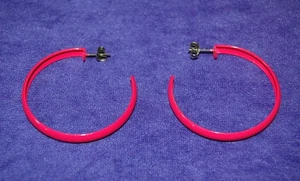 Par de aretes tipo aro vintage color rosa de aproximadamente 1-5/8" en diamante - Mi lote #18E - Imagen 1 de 3