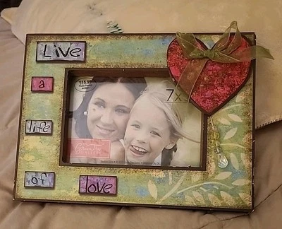 Live A Life Of Love - Marco de fotos de madera corazón y cuentas colgantes de cristal K Foto 1 de 4