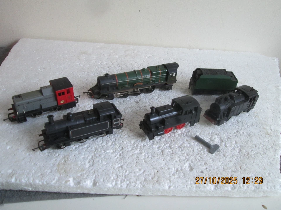 2  CLOCKWORK ENGINES WITH 1 KEY WORKING  + 3 OTHER ENGINES ETC.    see des. - Image 1 of 4