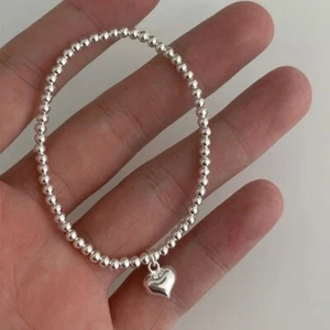 Pulsera elástica con cuentas y dije de corazón de plata de ley genuina para mujer. - Imagen 1 de 7