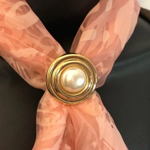 Pearl Scarf Clip, Gold Tone Circle Retro Vintage Office Siren Regency Retro  - Picture 1 of 9