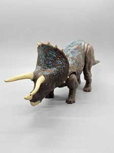 Modellino Jurassic World Triceratops Camp Cretaceo Attacco Primale Sound Strike - Foto 1 di 12