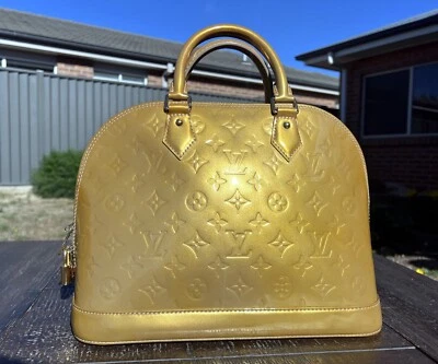 Autêntica bolsa Louis Vuitton Alma Patent PM dourada - Imagem 1 de 4