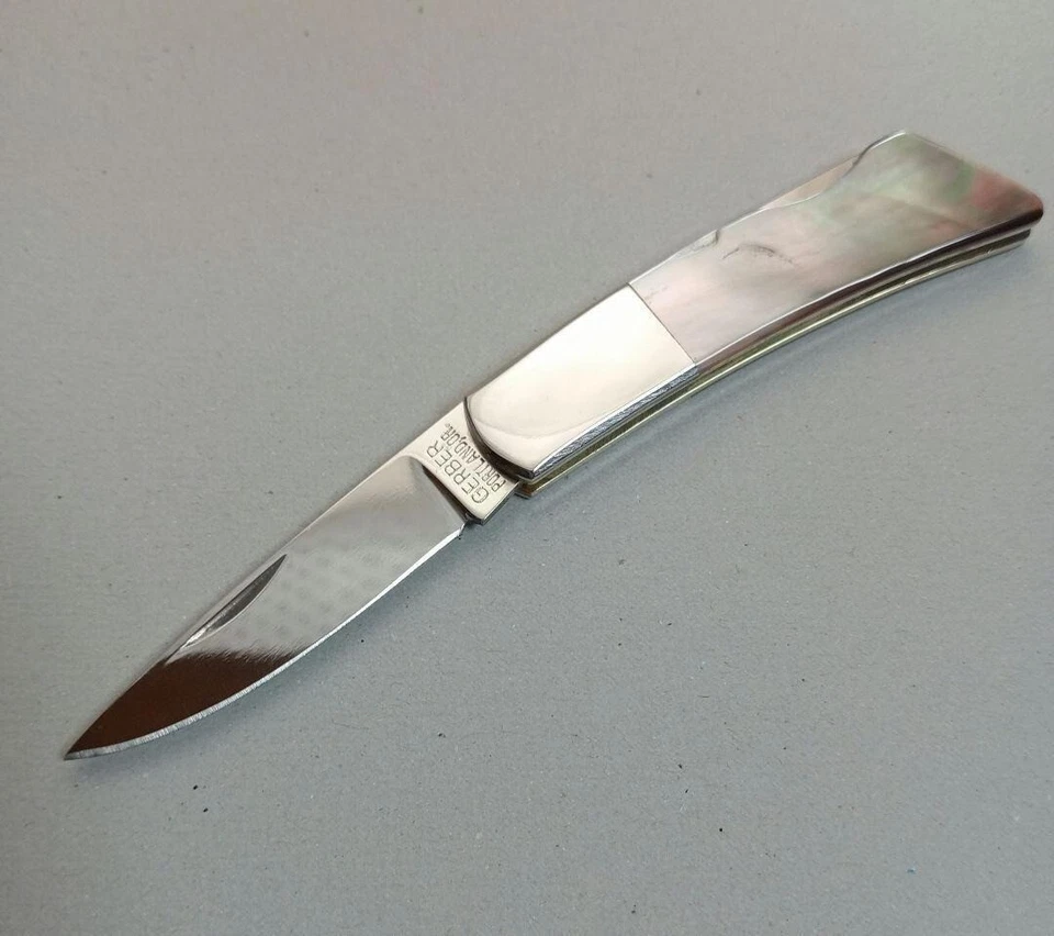 Cuchillo de bolsillo Old Gerber Silver Knight 200A concha de abulón sin usar Foto 1 de 4