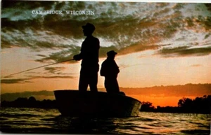 Postal cromada Cambridge Wisconsin WI barco de pesca puesta de sol UNP - Imagen 1 de 2