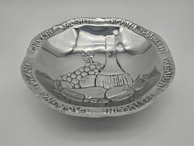 Cuenco de aluminio vintage de temática italiana - Nombres de pasta y diseño de relieve de botella de vino Foto 1 de 4