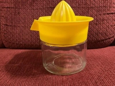 Exprimidor de limón vintage tapa amarilla con base de tarro de vidrio Gemco capacidad 12 oz EE. UU. Como nuevo Foto 1 de 4