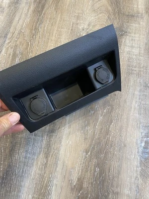 07-13 TOYOTA TUNDRA TABLERO BANDEJA DE ALMACENAMIENTO PANEL DE MOLDURA CON PUERTOS DE TOMA DE CORRIENTE Foto 1 de 4