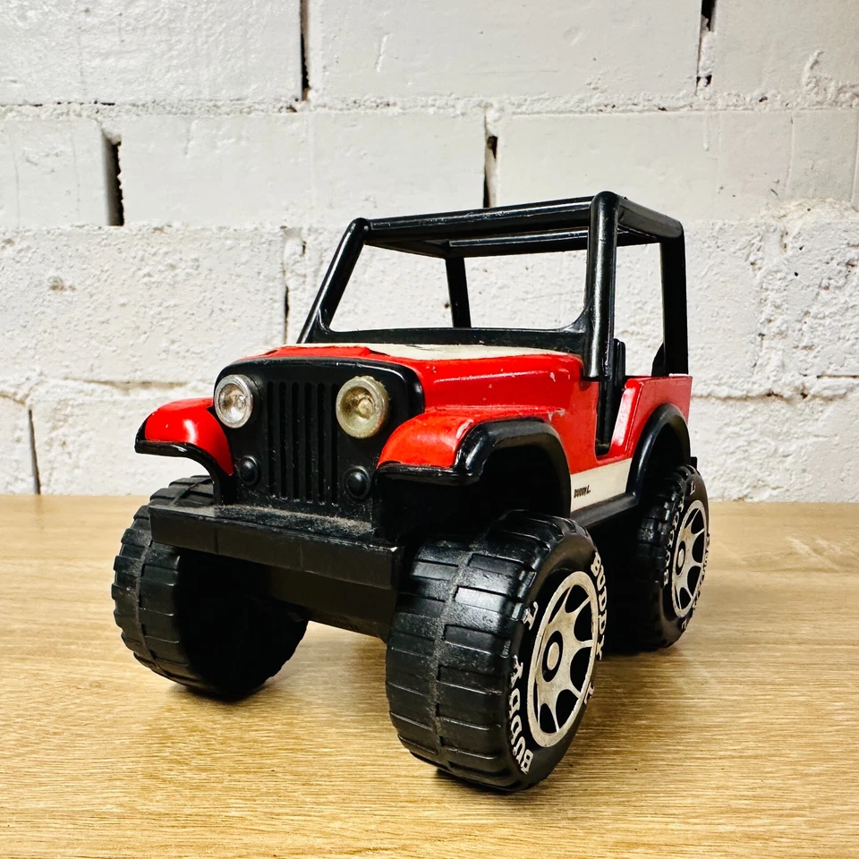 Vehículo Jeep Wrangler Renegade Buddy L rojo de colección hecho en acero prensado de Macao Foto 1 de 4