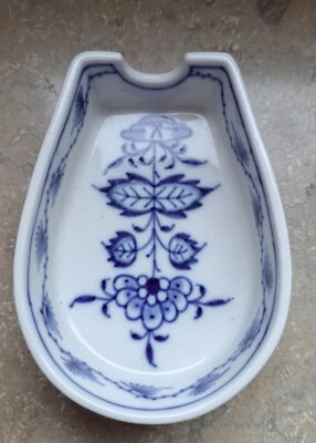  Horseshoe shaped ashtray. Meissen, underglaze decor onion pattern  - Image 1 of 4