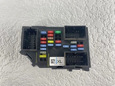 2007 GMC Sierra 1500 Junction Block Assembly OEM#: ZN25789102_01 - Image 1 of 4