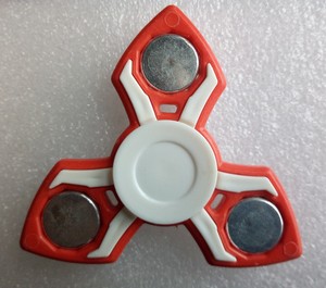 Hand Spinner 3 faces Fidget Toy Finger Spinner à roulement , rouge blanc argenté