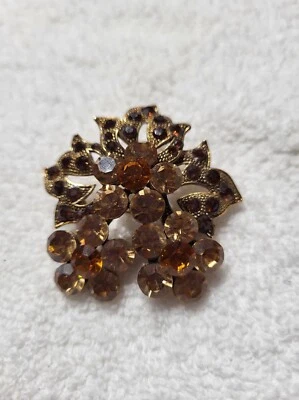 Hermoso Broche Pin Firmado Tres Flores y Hojas Tono Dorado Piedras Color Ámbar Foto 1 de 4