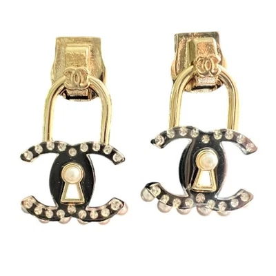 Pendientes Chanel Oro Cremallera Cristal y Perla Cerradura Otoño 2022 (CCXX019) Foto 1 de 4