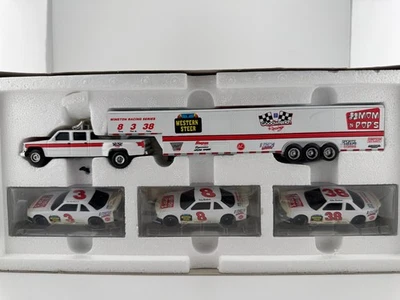 Camión doble Action Dale Earnhardt Jr Kelley Kerry Mom Pops con remolque conjunto NASCAR Foto 1 de 4