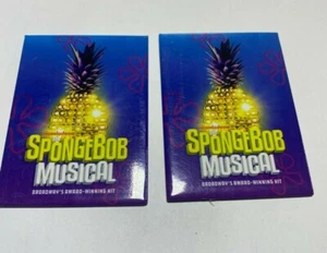 Spongebob Schwammkopf The Broadway Musical 2 MAGNETE *NEU* 2 Stück 2 MAGNET - Bild 1 von 4