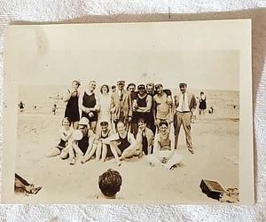 Foto gruppo vintage anni 30 uomini affettuosi in costume da bagno interesse gay int - Foto 1 di 2