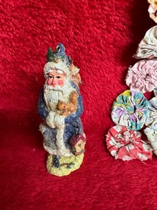 Weihnachtsmann Figur mit blau-grauem Mantel & Mütze mit Eichhörnchen Vogelhaus Paket auf Rückseite - Bild 1 von 6