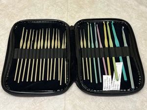 Boye Crochet Hook Set Zippered Pink Pouch 24 Hooks Various Sizes Great Condition - Picture 1 of 6