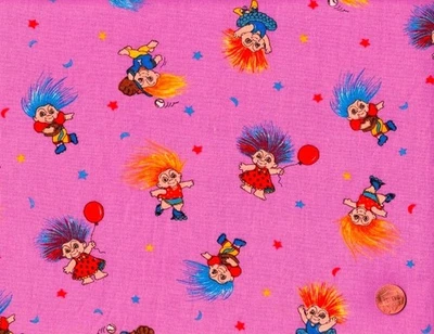 Tela de algodón rosa con TROLLS, California Trolls por todas partes, por comprar Foto 1 de 2
