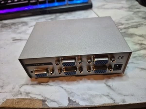 4 Port VGA Splitter Box One In/Four Out. braucht netzkabel - Bild 1 von 7