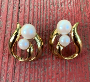 Vintage Avon Modern Classic Pierced Earrings 1992 - Picture 1 of 9