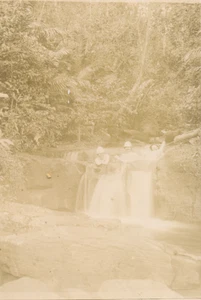 INDOCHINE Environs de Chau Doc, Officiers* au bain, Citrate print 1902 -11,5x17  - Picture 1 of 1