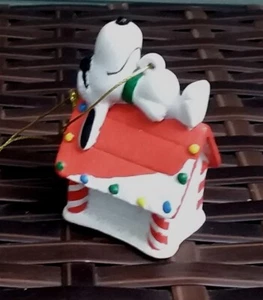 VINTAGE PEANUTS CHARLIE BROWN CHRISTMAS ORNAMENT SNOOPY PVC TOP OF DOG HOUSE - Picture 1 of 3