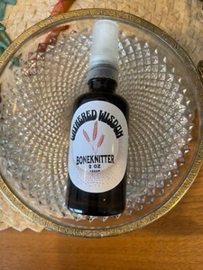 COMFREY 2 oz Boneknitter Oil VEGAN Comfrey Leaves & Roots Amber SPRAY BOTTLE - Picture 1 of 2