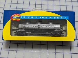 Athearn HO RTR ATH-73675 Triple Dome Tank Car Shell Chemical SCMX 652 - Picture 1 of 4
