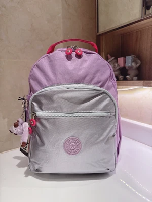 NUEVO CON ETIQUETAS Kipling Seoul Pequeña Tableta Mochila Metal Púrpura Plata Bolso Escolar 37cm H Foto 1 de 4