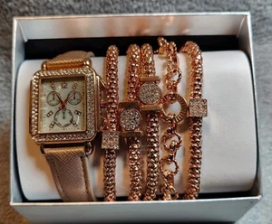 Juego de reloj y pulseras analógicas de metal dorado American Exchange para mujer - Imagen 1 de 8