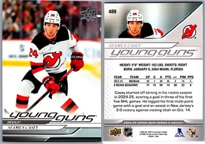 24-25 CUBIERTA SUPERIOR YOUNG GUNS - SEAMUS CASEY RC #489 NUEVA CAMISETA DEVILS - Imagen 1 de 1
