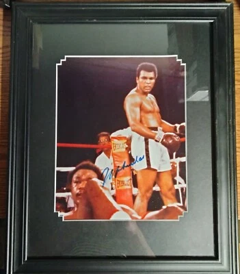 Foto firmada por Muhammad Ali contra George Foreman Rumble In Jungle enmarcada (certificado de autenticidad Dundee) Foto 1 de 4