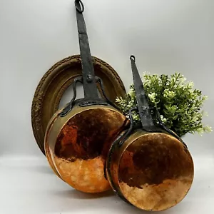 2er Set Vintage Primitive rustikales Kupfer handgehämmerte Pfannen geschmiedete Griffe - Bild 1 von 9