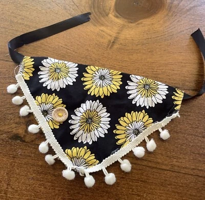 Bufanda negra con pompones patrón de margarita amarilla y blanca para gatos/perros pequeños 20 pulgadas Foto 1 de 4