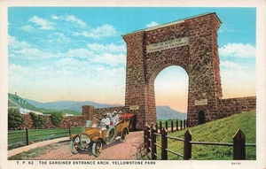 YELLOWSTONE NATIONAL PARK WY TOUR AUTO AT GARDINER ARCH 1920er POSTKARTE 100325 U - Bild 1 von 2