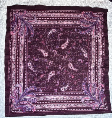 Cachecol quadrado paisley roxo 30,5 x 29 com fios dourados - Imagem 1 de 3