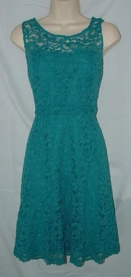 Vestido DAVID'S BRIDAL Turquesa Talla 10 Encaje Sin Mangas Hasta la Rodilla Ajuste y Acampanado Foto 1 de 4