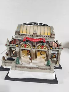 DEPT 56 Weihnachten im Lakeside Park Pavillon bewegliche Schlittschuhläufer beleuchtet mit Karton lesen - Bild 1 von 19