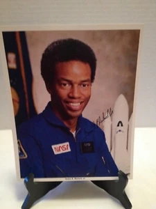 Astronauta NASA Guion S. Bluford, Jr. Foto auténtica firmada arte 8 x 10 - Imagen 1 de 2