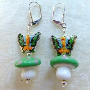 Cuentas de vidrio con lámpara de setas y mariposas con pendientes colgantes plateados con palanca trasera - Imagen 1 de 1