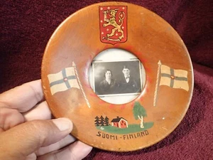 WW II HANDMADE WOOD PLATE / PICTURE FRAME w FLAG TRENCH ART FINLAND FINNISH - Picture 1 of 9